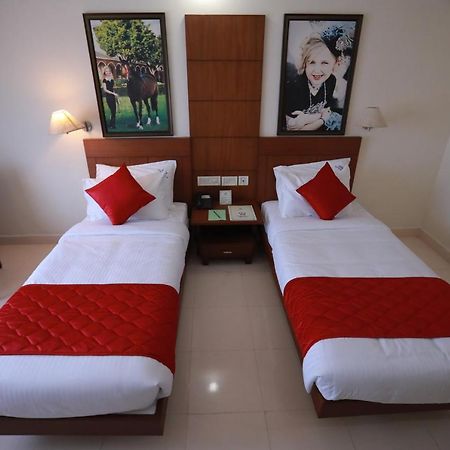 Hotel Peninsula Thrissur Bagian luar foto