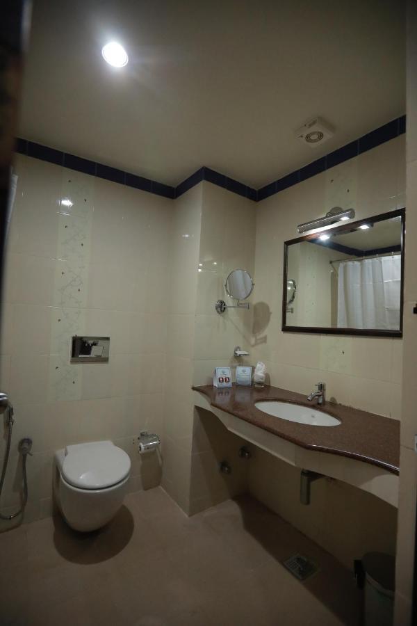 Hotel Peninsula Thrissur Bagian luar foto