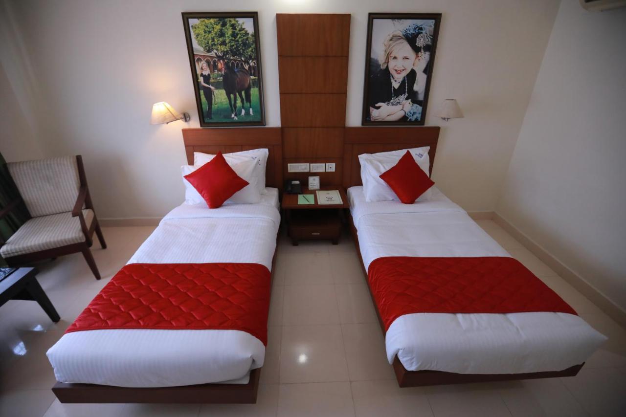 Hotel Peninsula Thrissur Bagian luar foto