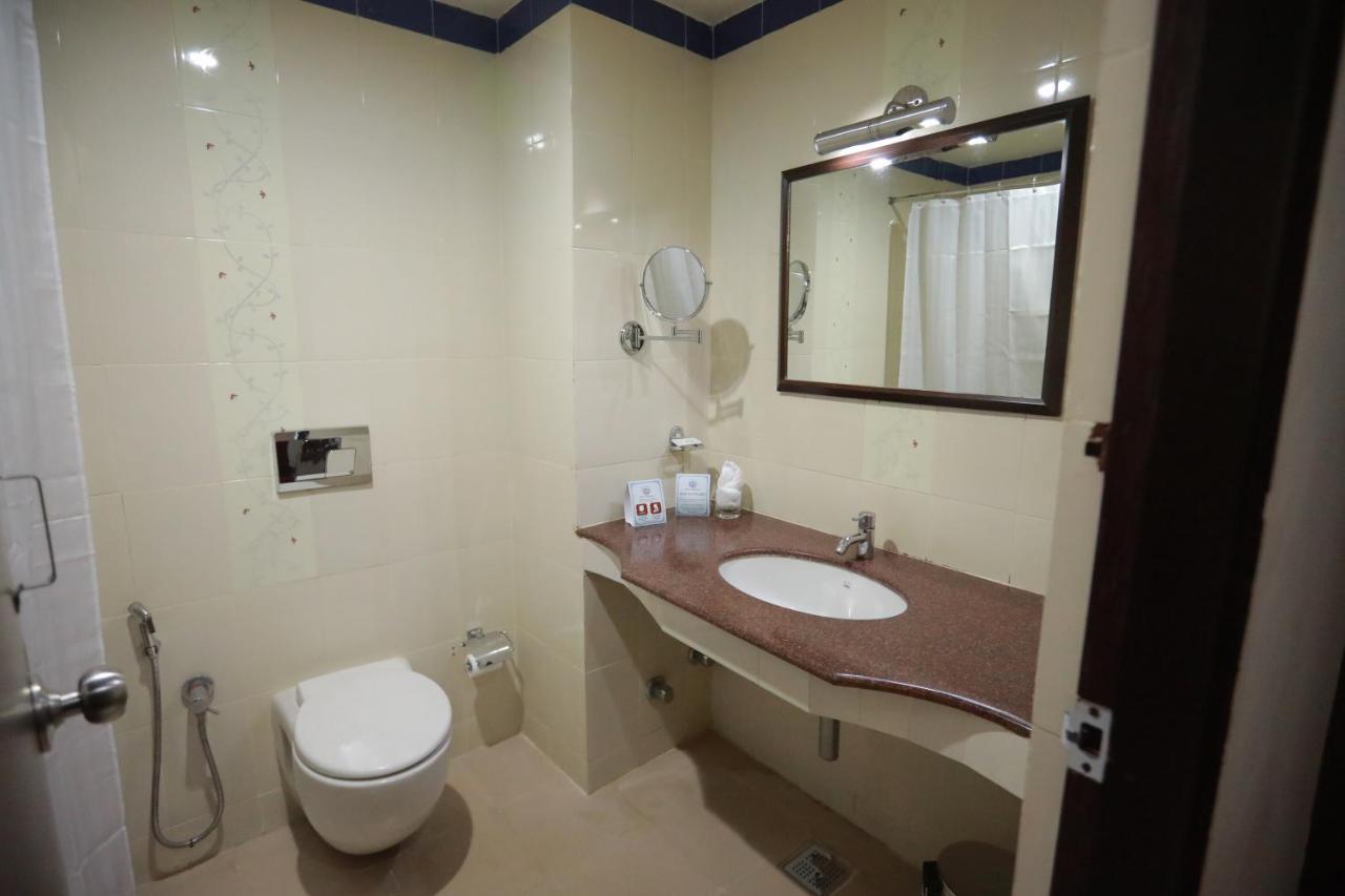 Hotel Peninsula Thrissur Bagian luar foto