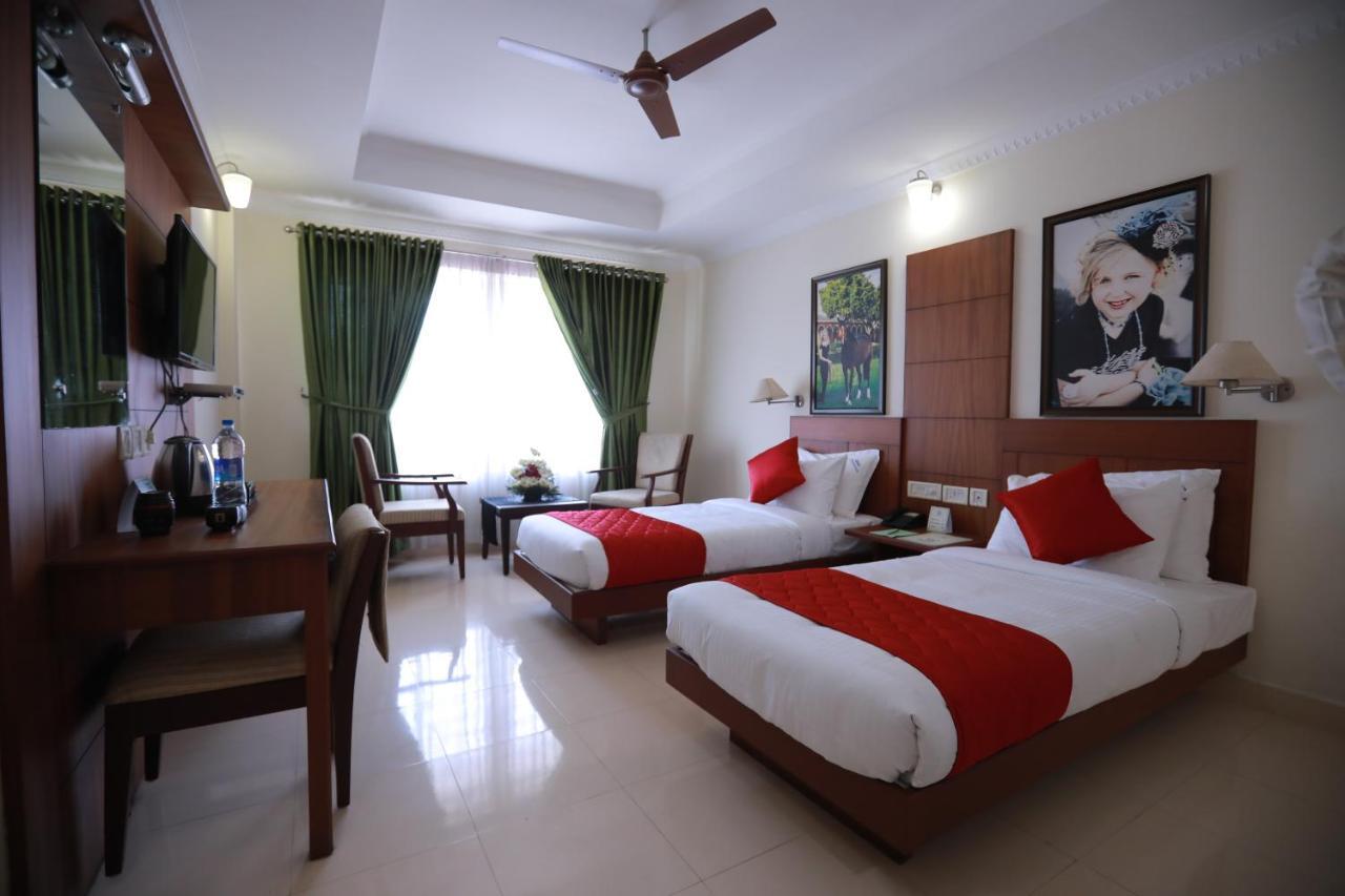 Hotel Peninsula Thrissur Bagian luar foto