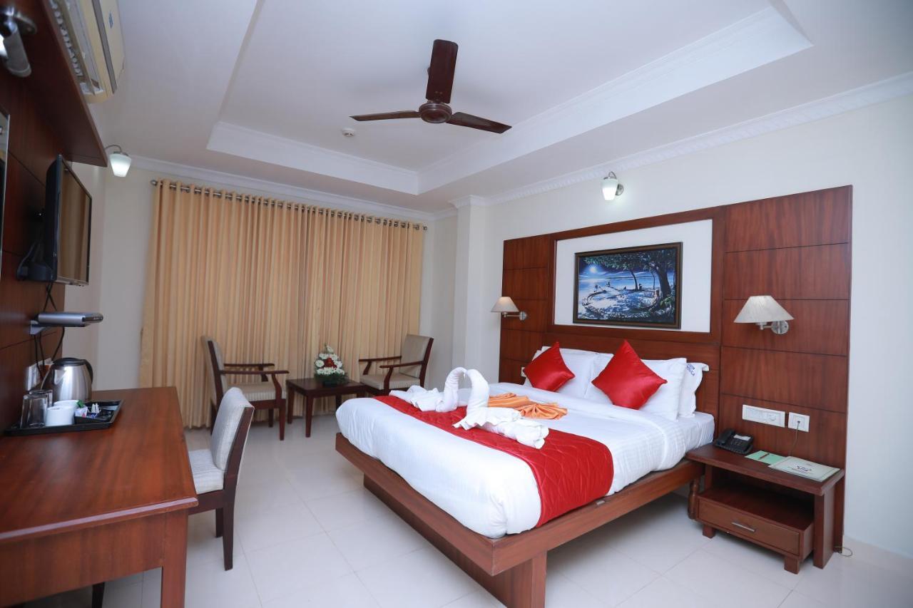 Hotel Peninsula Thrissur Bagian luar foto