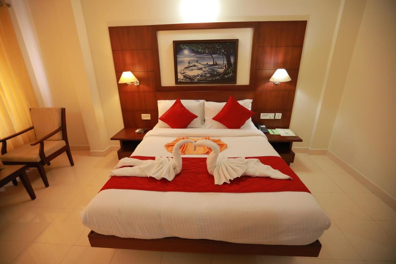 Hotel Peninsula Thrissur Bagian luar foto