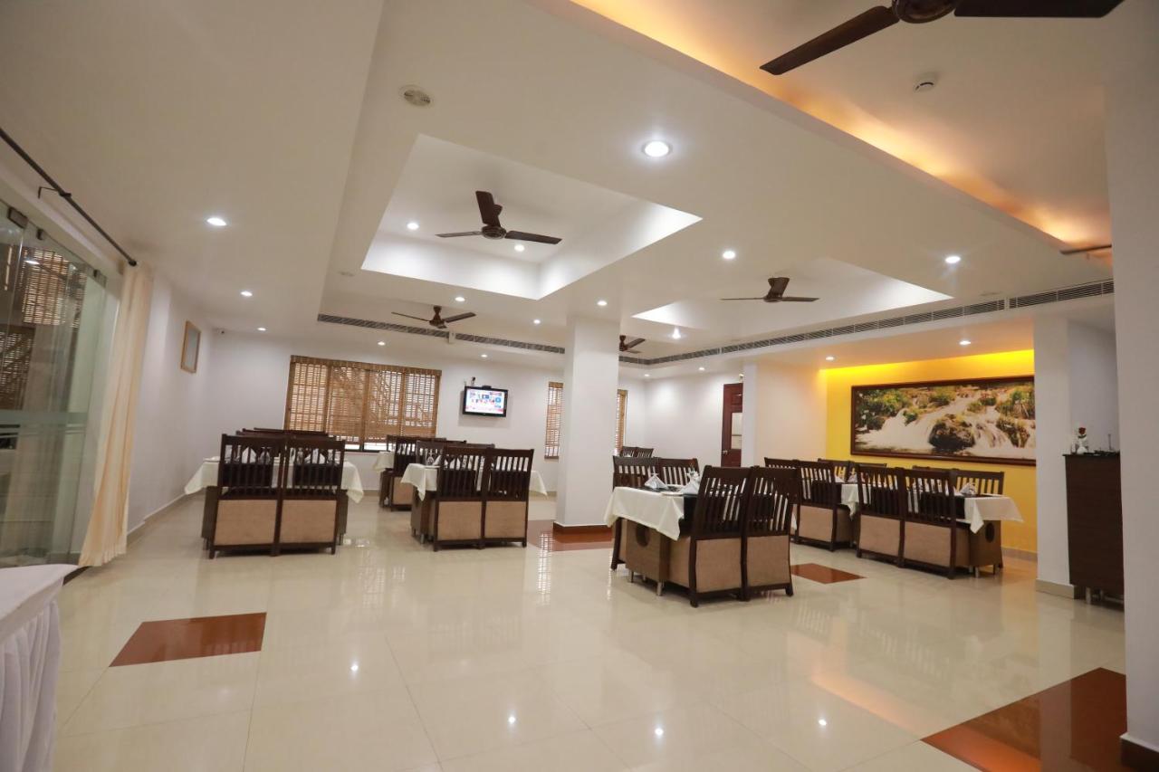 Hotel Peninsula Thrissur Bagian luar foto