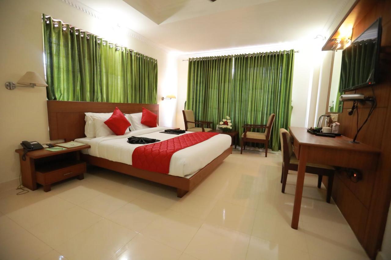 Hotel Peninsula Thrissur Bagian luar foto