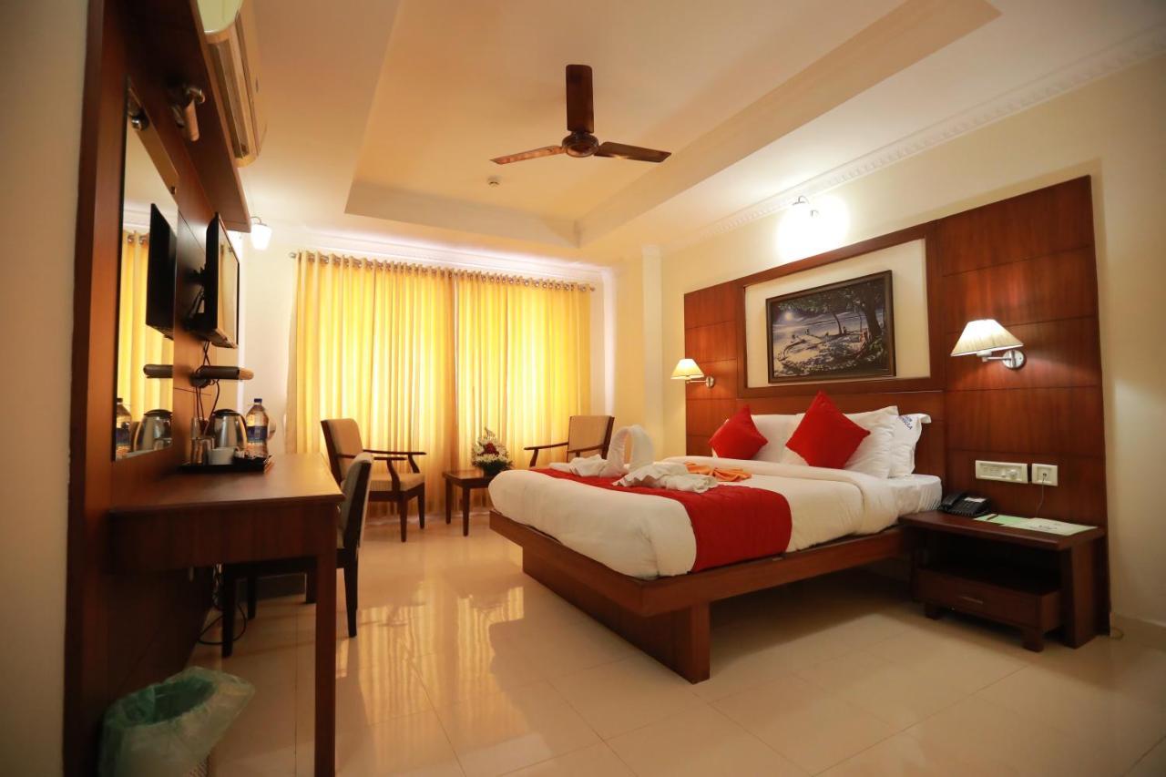 Hotel Peninsula Thrissur Bagian luar foto