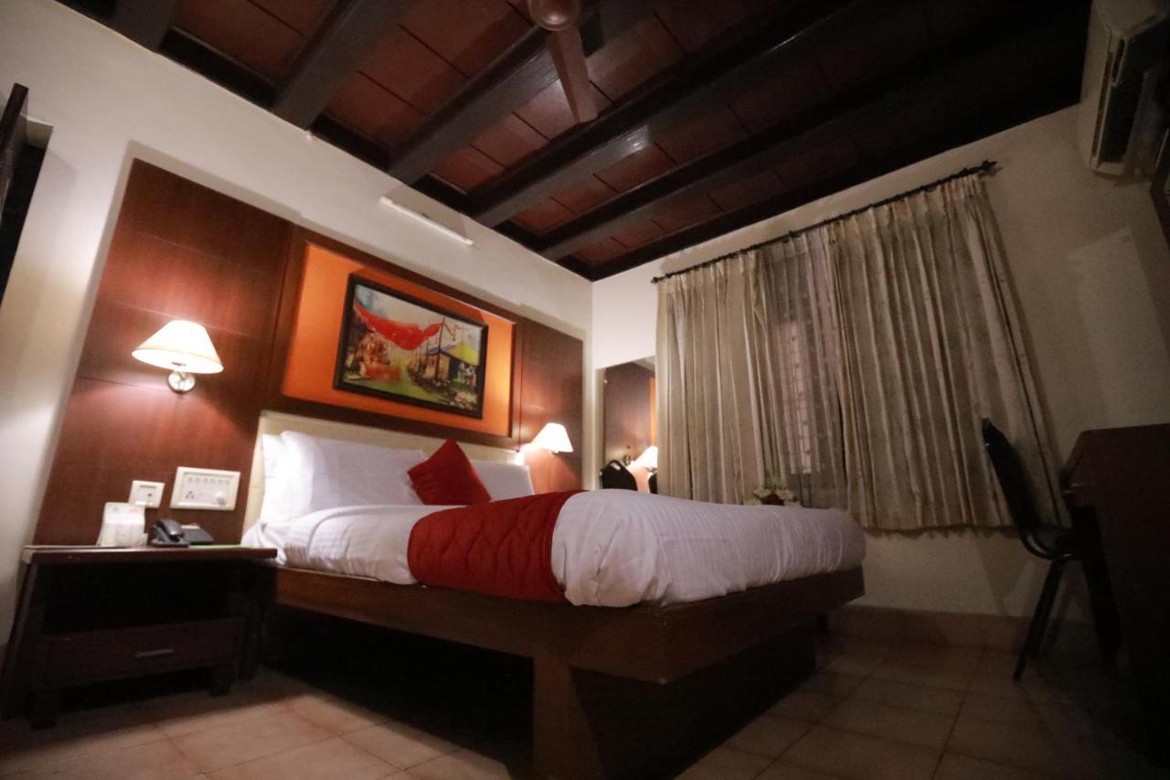 Hotel Peninsula Thrissur Bagian luar foto