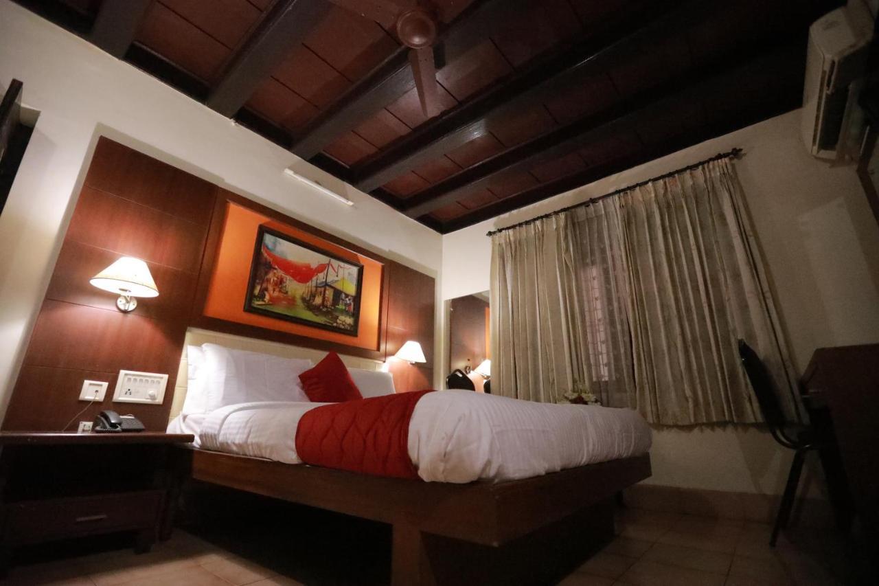 Hotel Peninsula Thrissur Bagian luar foto