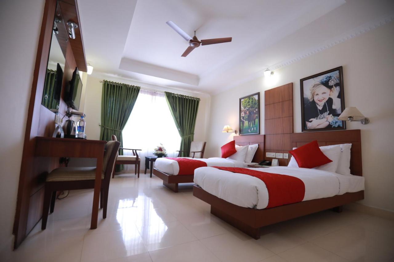 Hotel Peninsula Thrissur Bagian luar foto