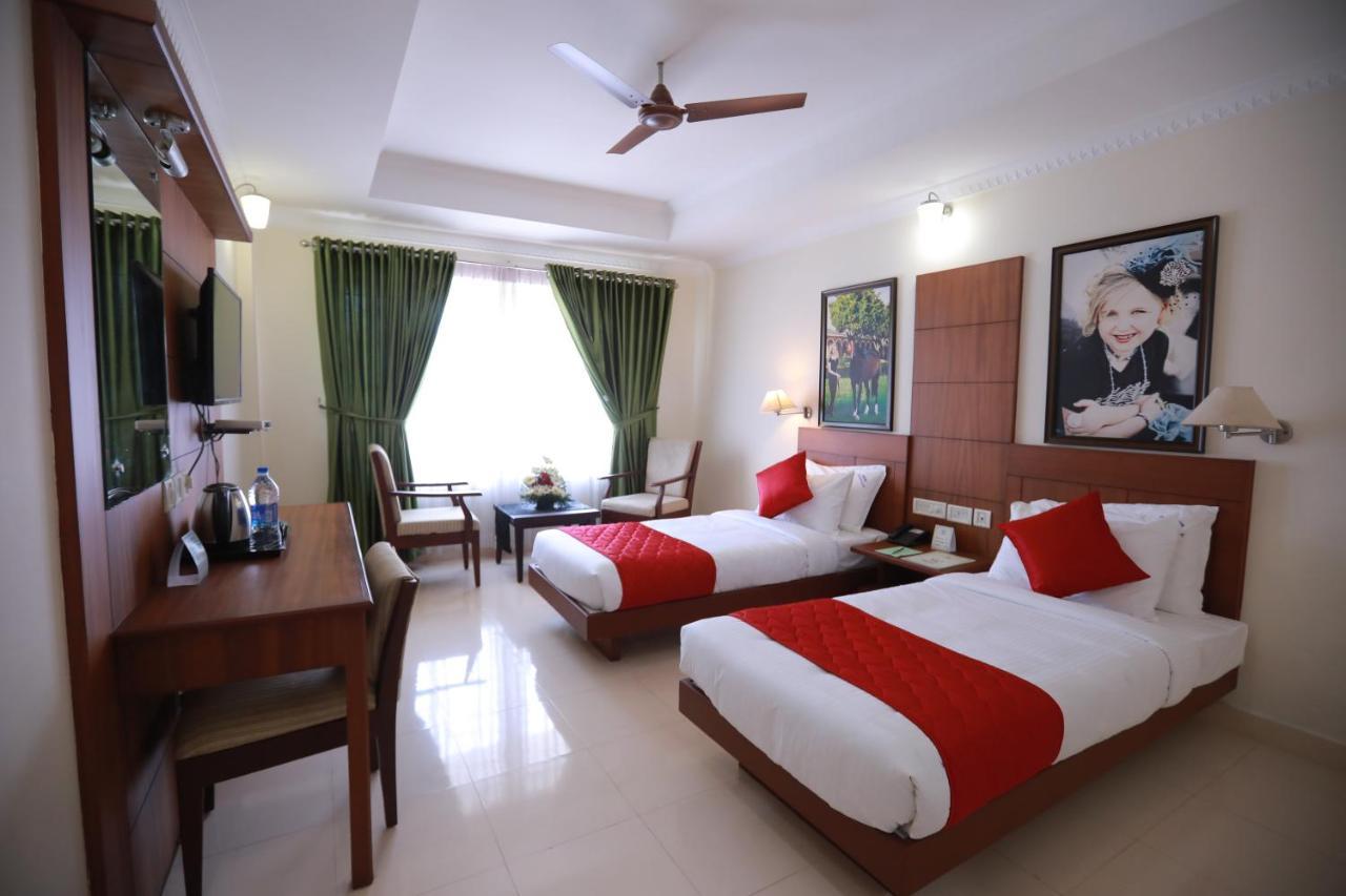 Hotel Peninsula Thrissur Bagian luar foto