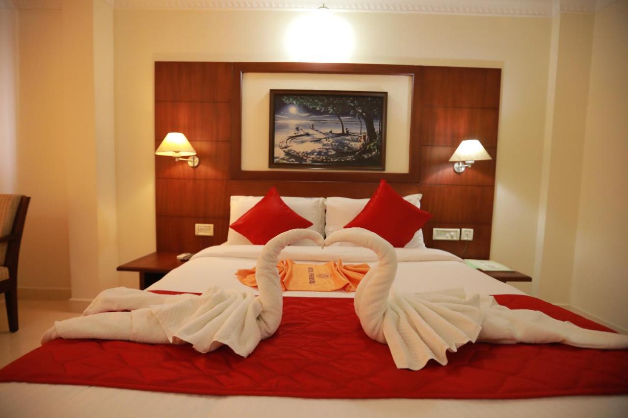 Hotel Peninsula Thrissur Bagian luar foto