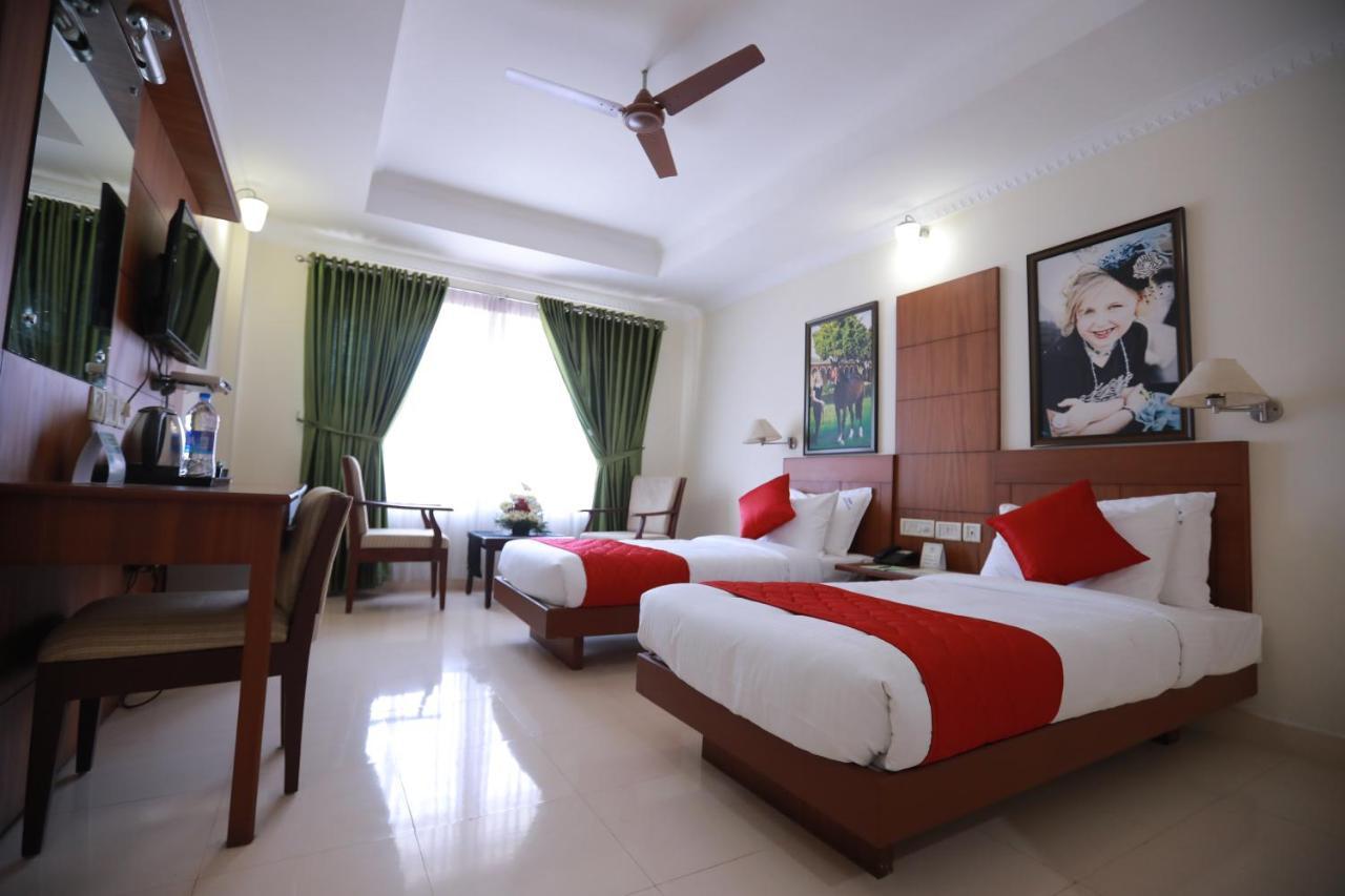 Hotel Peninsula Thrissur Bagian luar foto