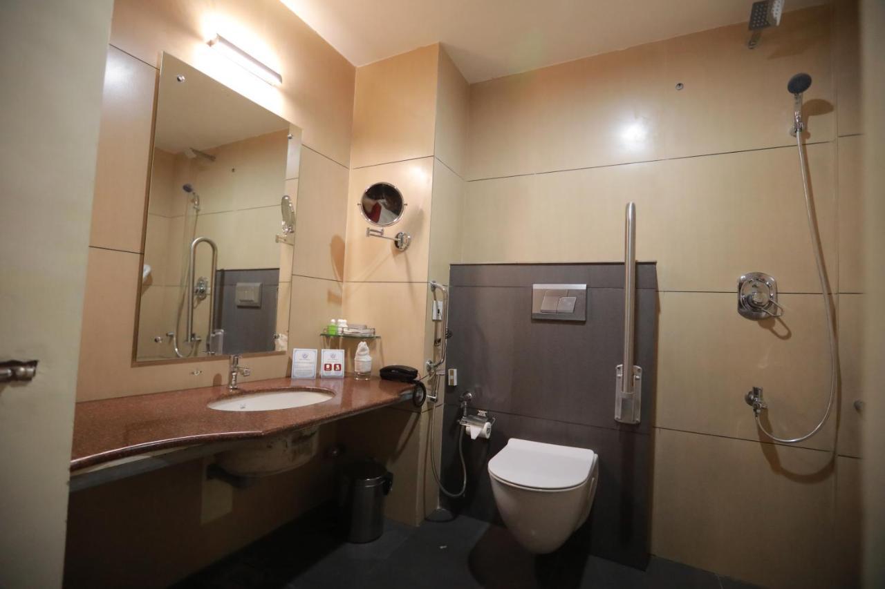 Hotel Peninsula Thrissur Bagian luar foto