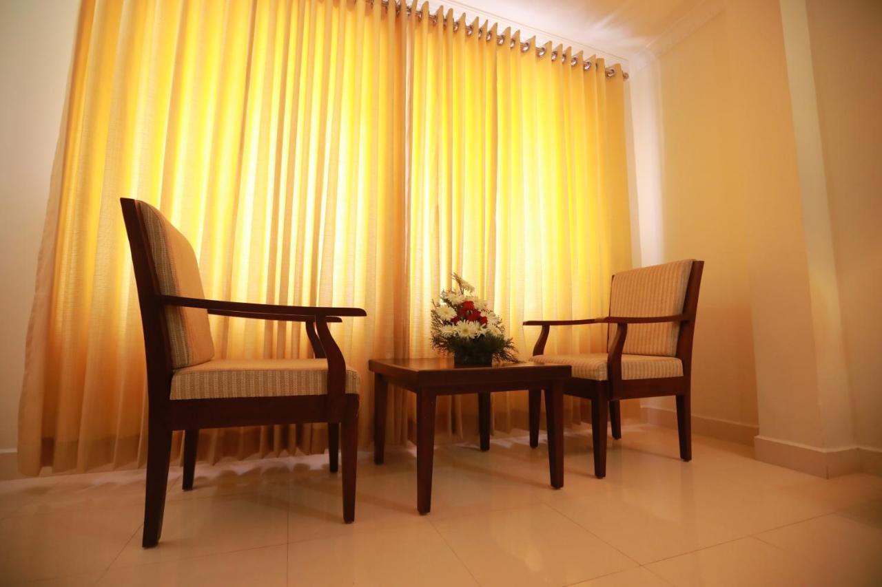 Hotel Peninsula Thrissur Bagian luar foto