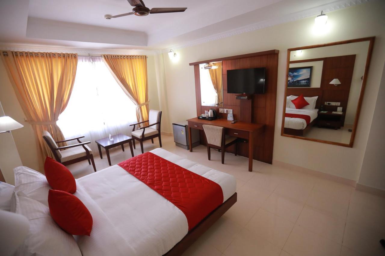 Hotel Peninsula Thrissur Bagian luar foto