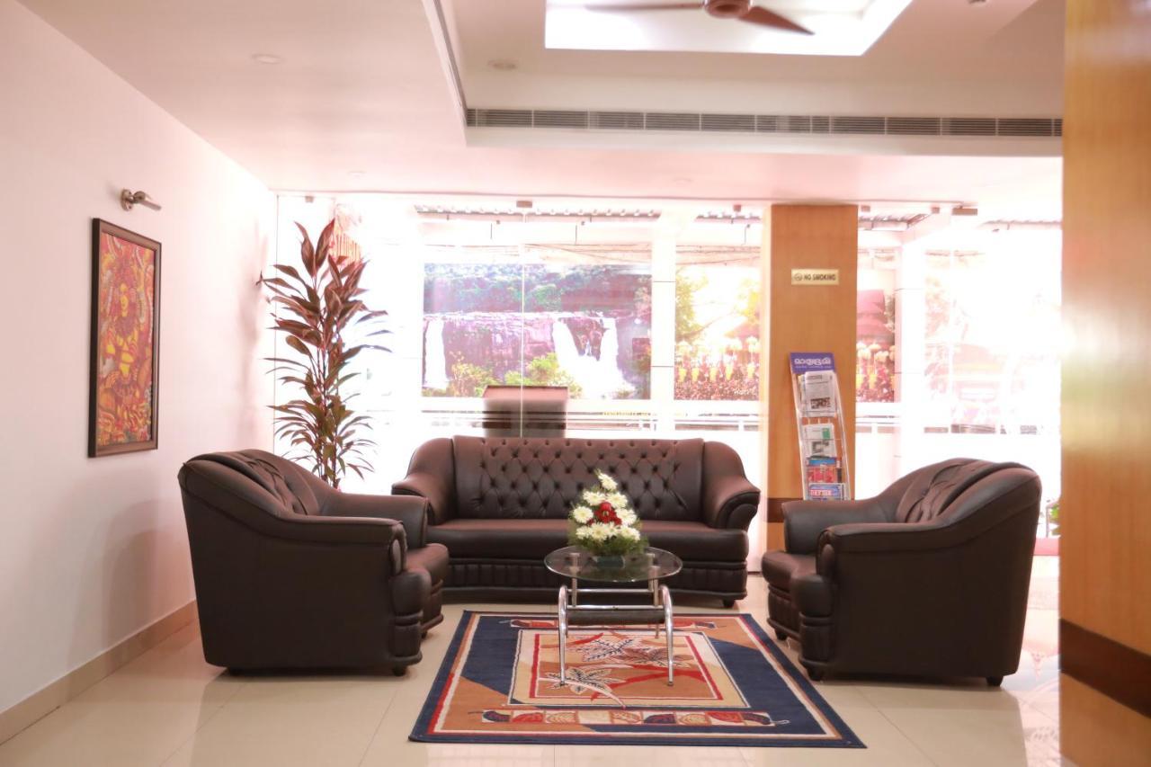 Hotel Peninsula Thrissur Bagian luar foto