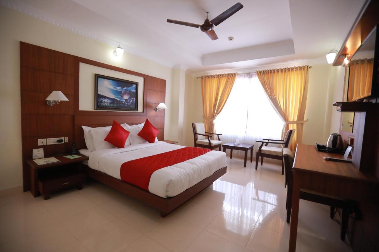 Hotel Peninsula Thrissur Bagian luar foto