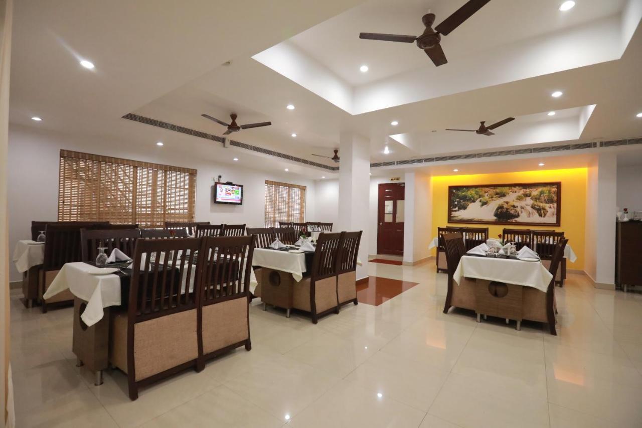 Hotel Peninsula Thrissur Bagian luar foto