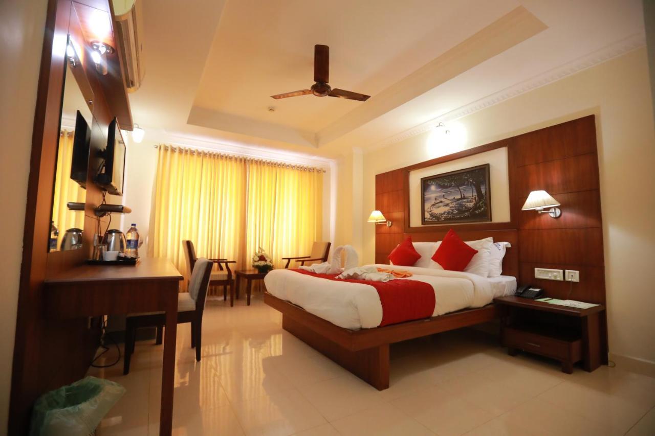 Hotel Peninsula Thrissur Bagian luar foto