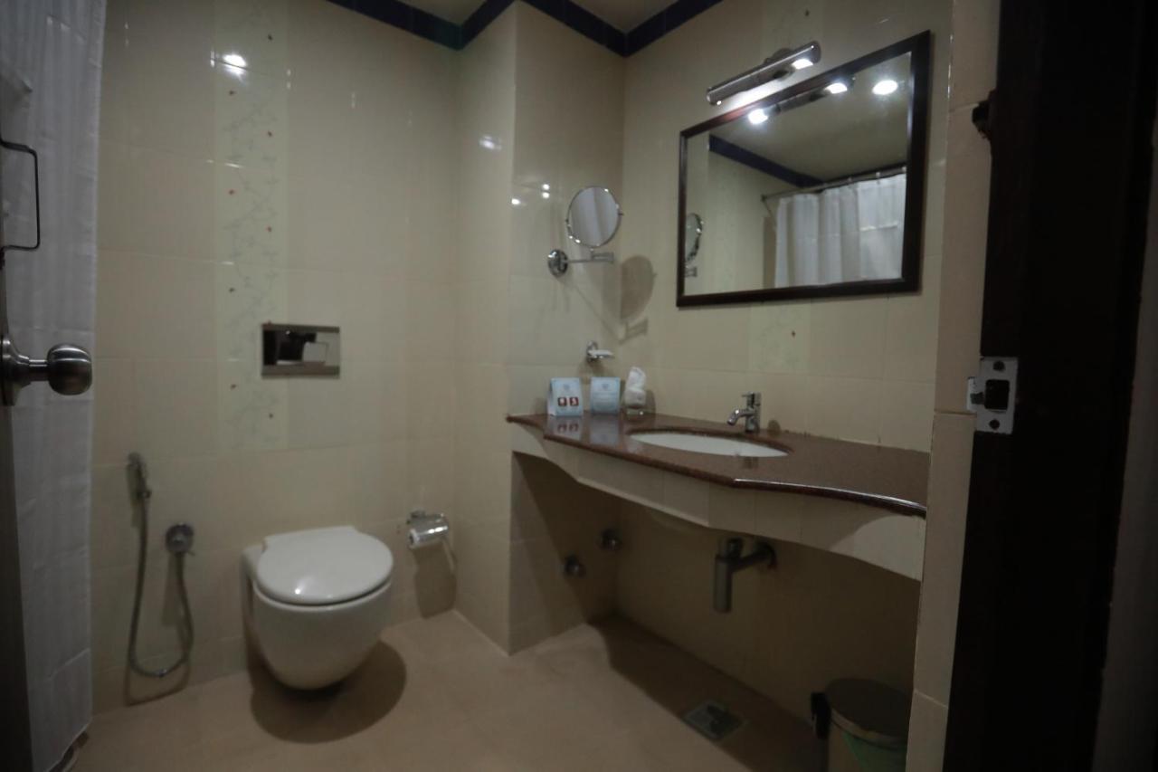Hotel Peninsula Thrissur Bagian luar foto